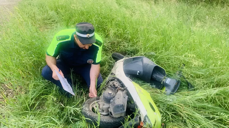 Под Екатеринбургом две девушки на мопеде столкнулись с Chevrolet