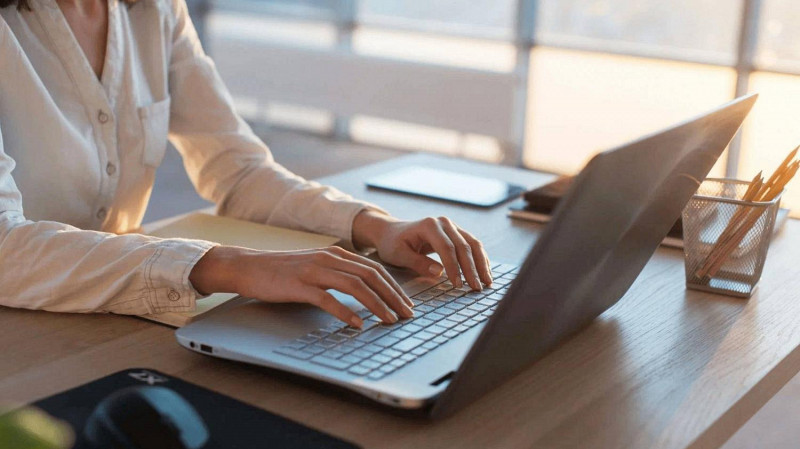 Молодых россиянок привлекают в эскорт, маскируя вакансии под работу SMM-менеджера