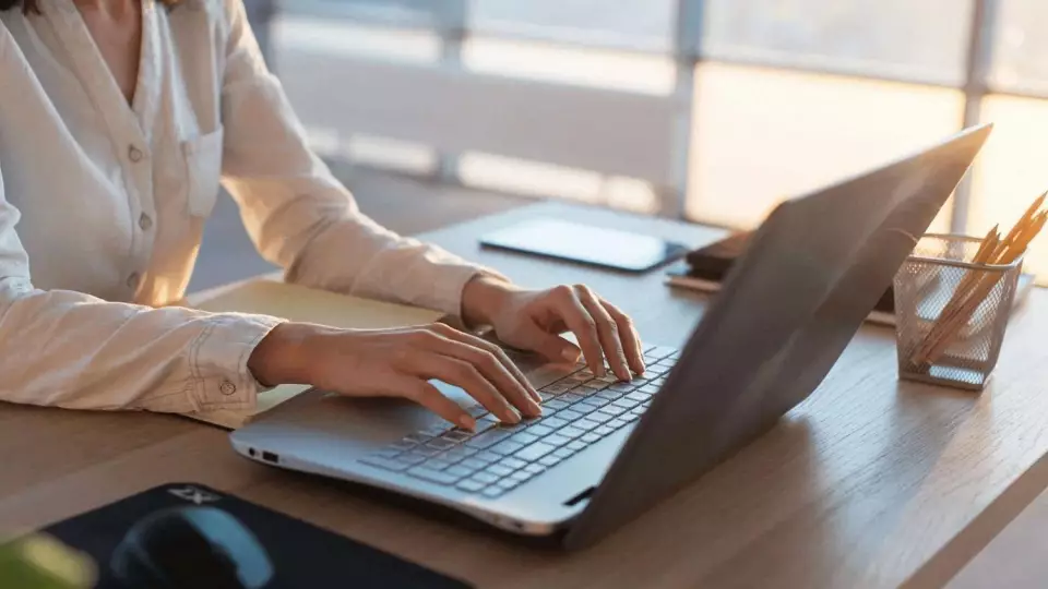 Молодых россиянок привлекают в эскорт, маскируя вакансии под работу SMM-менеджера