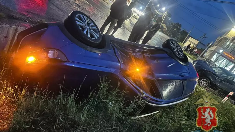 В Арамиле 18-летний водитель Daewoo проехал на красный свет и столкнулся с «Ладой»