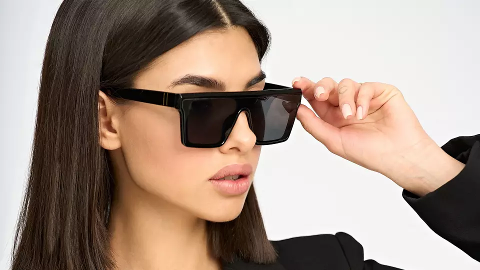 Офтальмолог Игорь Маляцинский рассказал, как выбрать качественные солнцезащитные очки