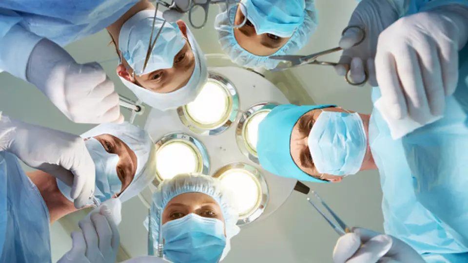 Врачи в Екатеринбурге спасли мужчину после падения из окна