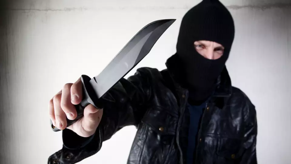Грабитель в Серове напал на продавщицу с ножом и украл 300 рублей