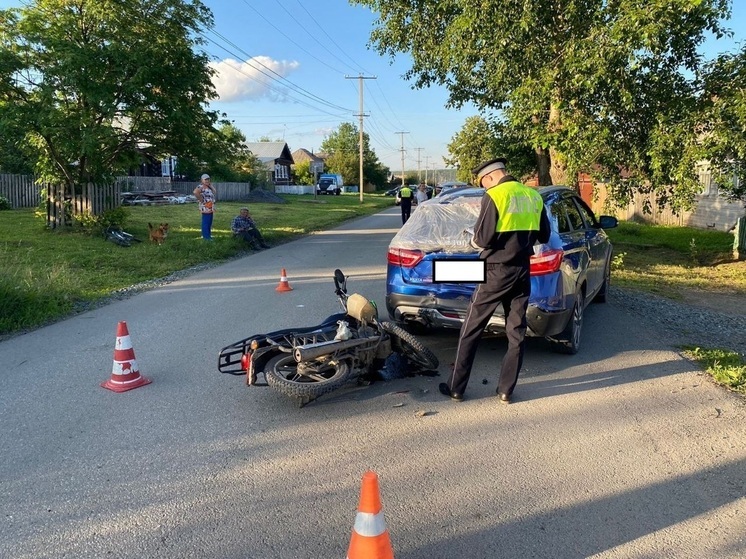 Lada Vesta сбила двух подростков на мопеде под Первоуральском