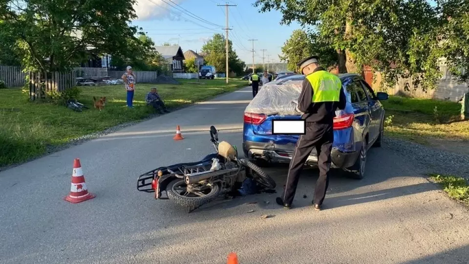 Lada Vesta сбила двух подростков на мопеде под Первоуральском