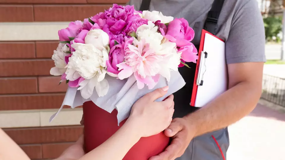 Аферисты стали использовать доставку цветов для нового вида мошенничества