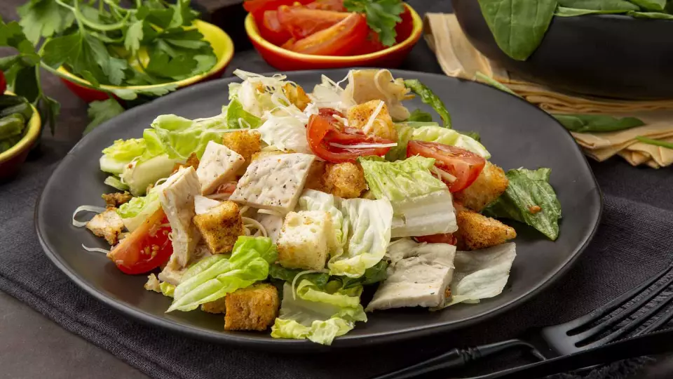 Как приготовить настоящий салат «Цезарь»: советы шефа