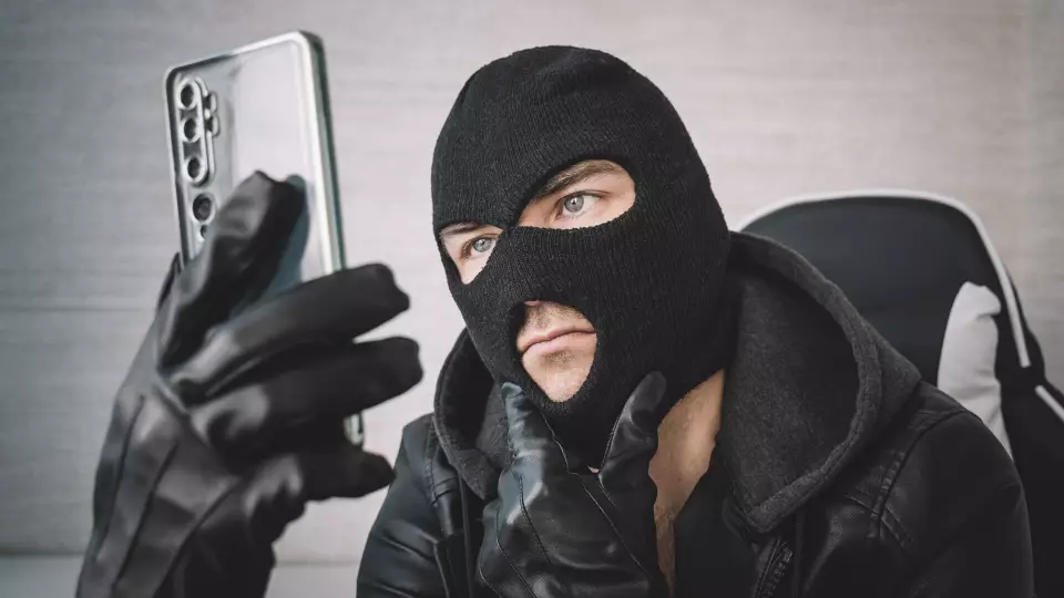 Житель Кузбасса перевел мошенникам 300 тысяч на «работу» за границей