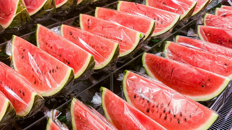 Диетолог предупредила об опасности разрезанных арбузов