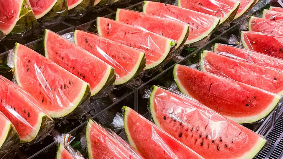 Диетолог предупредила об опасности разрезанных арбузов