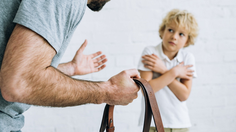 Опекун и его дочь осуждены за издевательства над мальчиком в Артёмовске