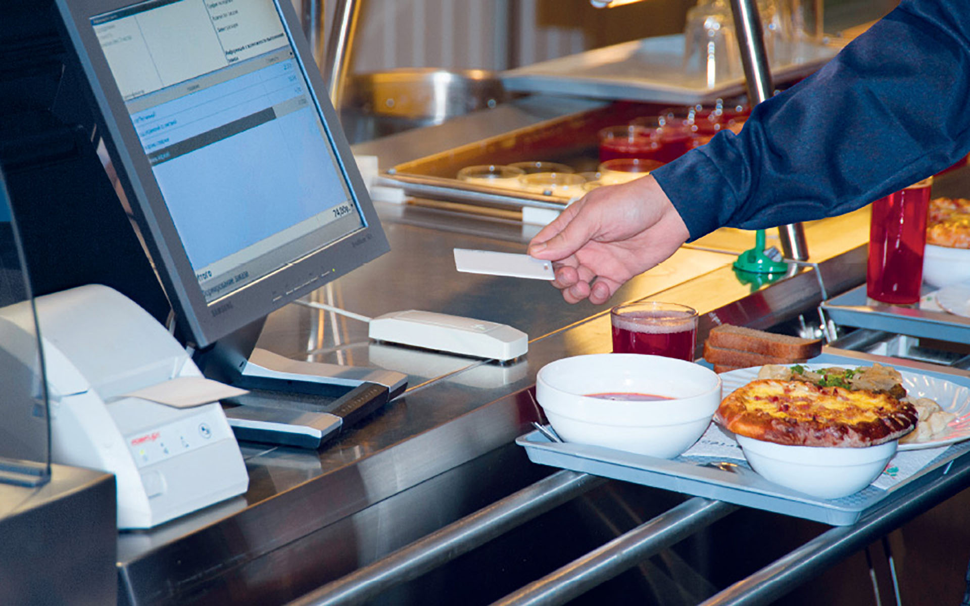 Бывший директор и кладовщик школы-детсада в Тавде взимали с коллег завышенные платежи за питание