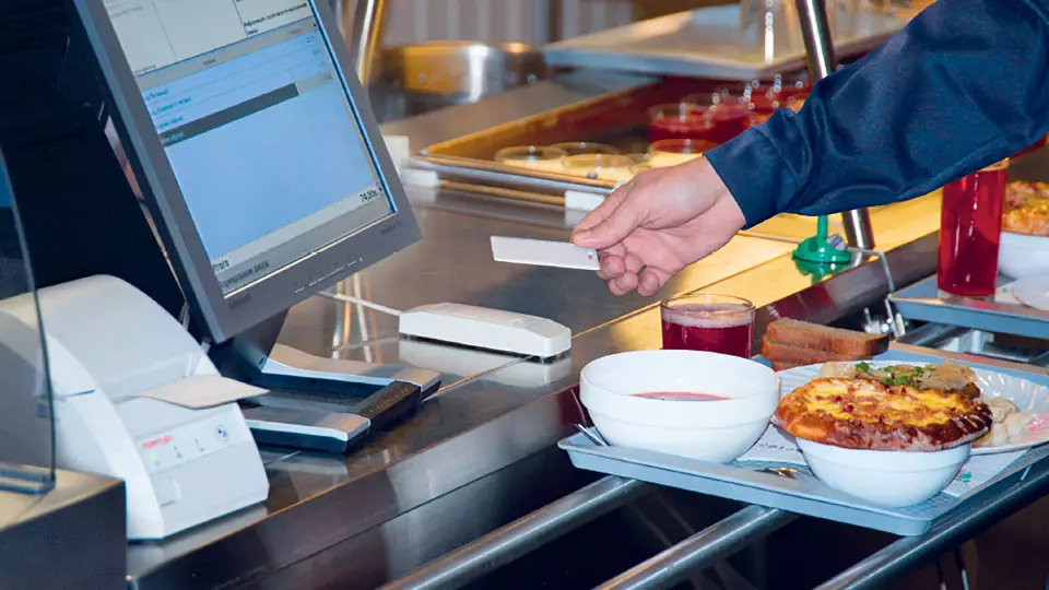 Бывший директор и кладовщик школы-детсада в Тавде взимали с коллег завышенные платежи за питание