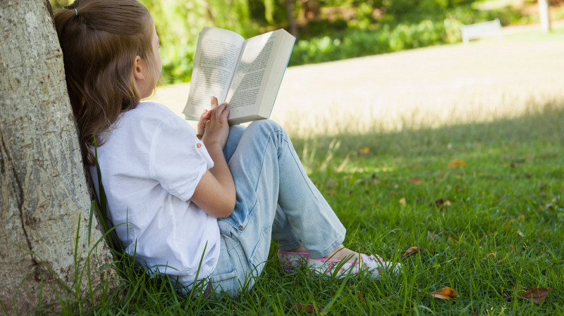Психолог рассказала, как мотивировать детей читать летом