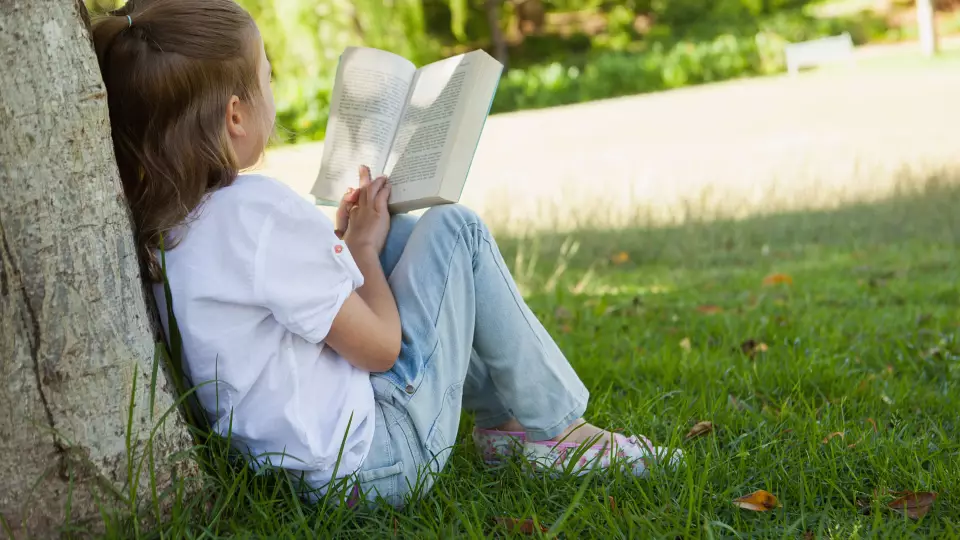 Психолог рассказала, как мотивировать детей читать летом