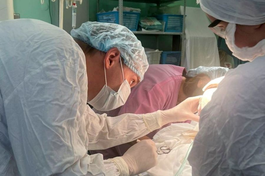 Врачи СОКБ №1 спасли юношу после падения с электросамоката