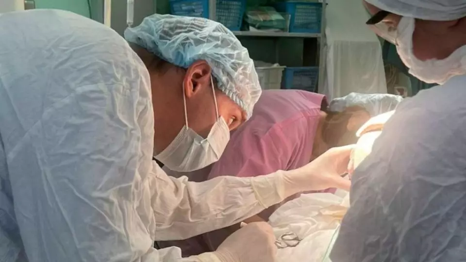 Врачи СОКБ №1 спасли юношу после падения с электросамоката