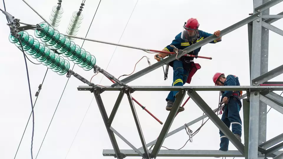 Более 60% опор ЛЭП в Екатеринбурге используются интернет-провайдерами без разрешения