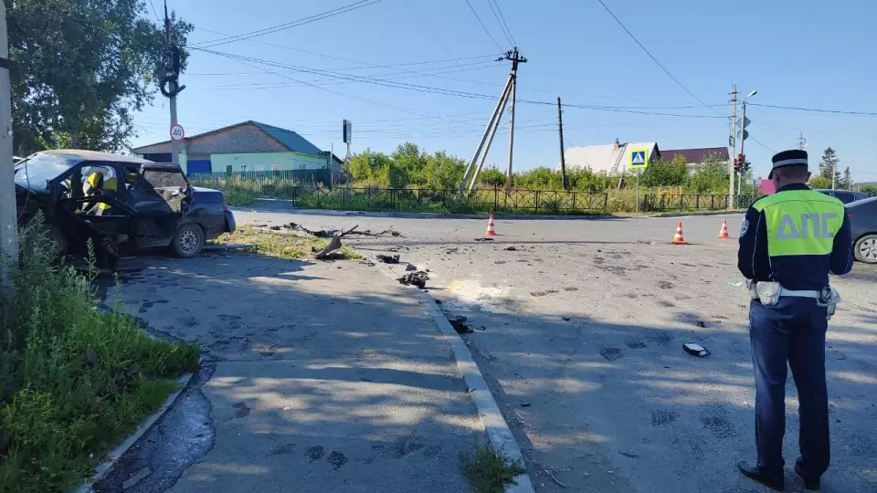 Три автомобиля столкнулись на перекрестке в Реже