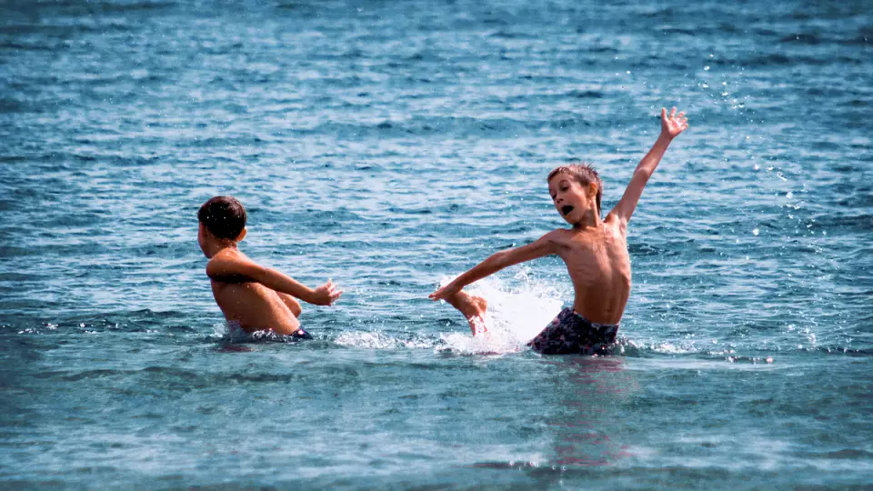 Россиян предупредили о рисках заболеваний при купании в тёплом море