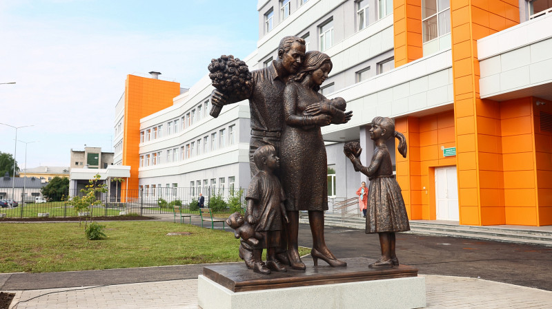 В Верхней Пышме открыли памятник многодетной семье