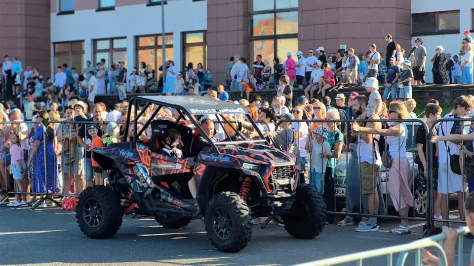 Чемпион мира по фристайл-мотокроссу сделал сальто на багги вместе со своей дочерью