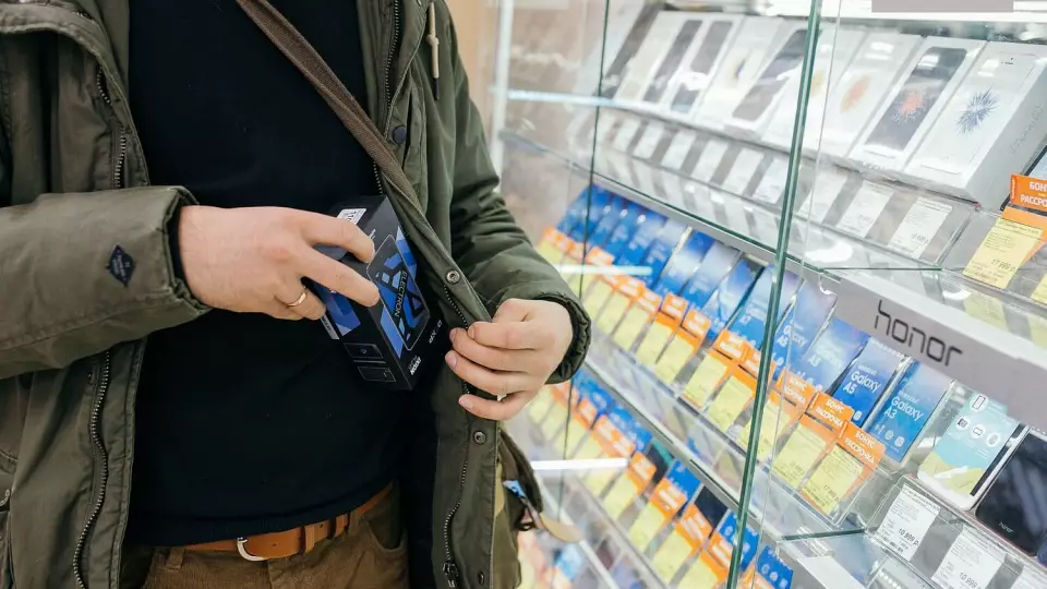 В Кузбассе курьер интернет-магазина похитил смартфоны на 350 тысяч рублей