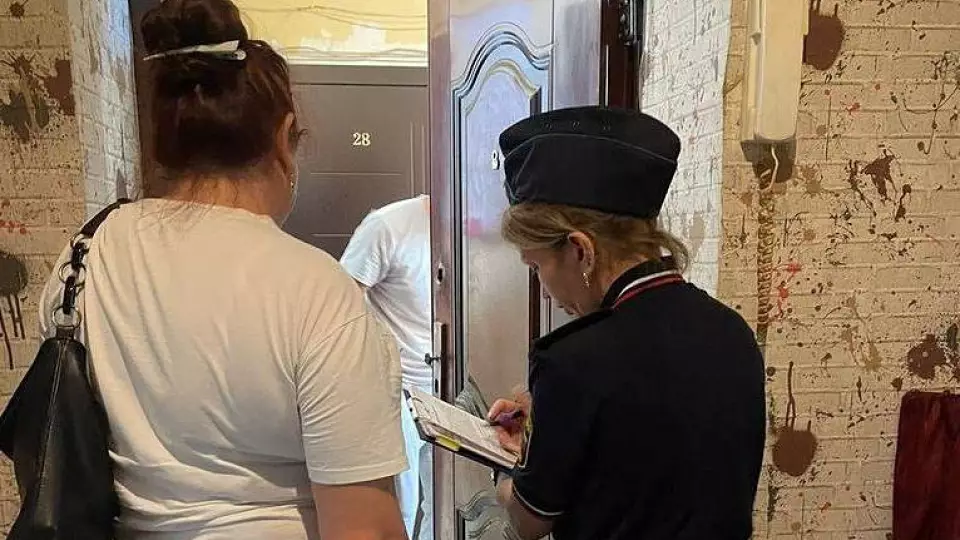 Приставам пришлось проникать в квартиру через форточку