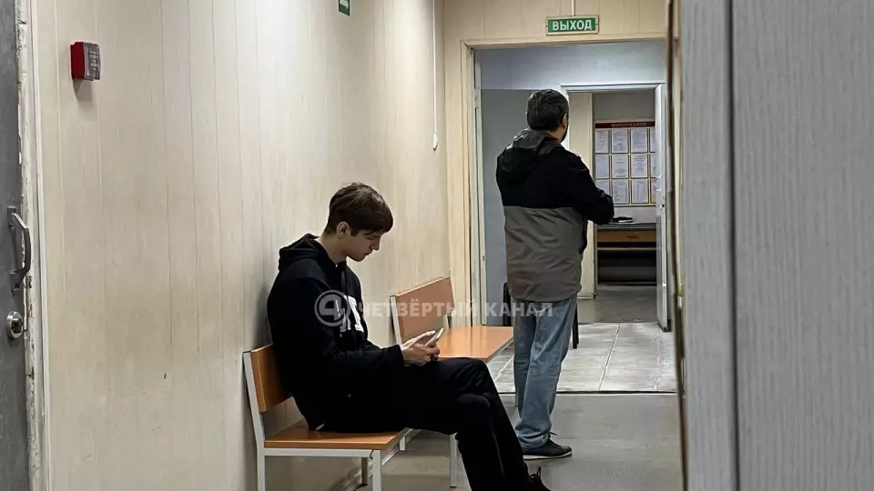 В Екатеринбурге судят молодого человека за нападение на фельдшера скорой помощи