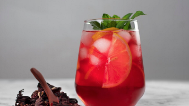 Диетолог: в жару пейте каркаде вместо сладких напитков