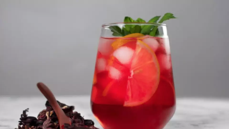 Диетолог: в жару пейте каркаде вместо сладких напитков