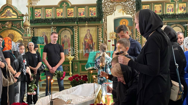 Прямо сейчас в Берёзовском прощаются с тренером по карате Алёной Папст