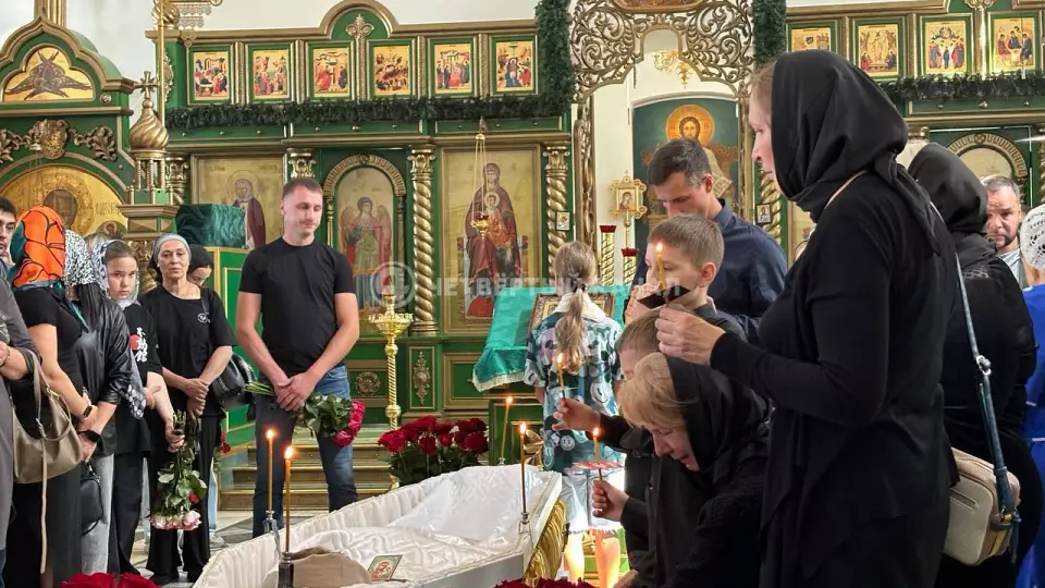 Прямо сейчас в Берёзовском прощаются с тренером по карате Алёной Папст