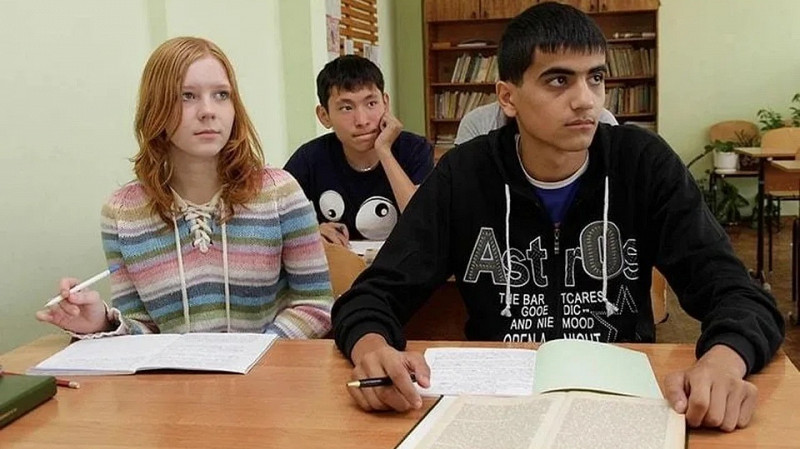 В Госдуме предложили лишить мигрантов бесплатного обучения в старших классах