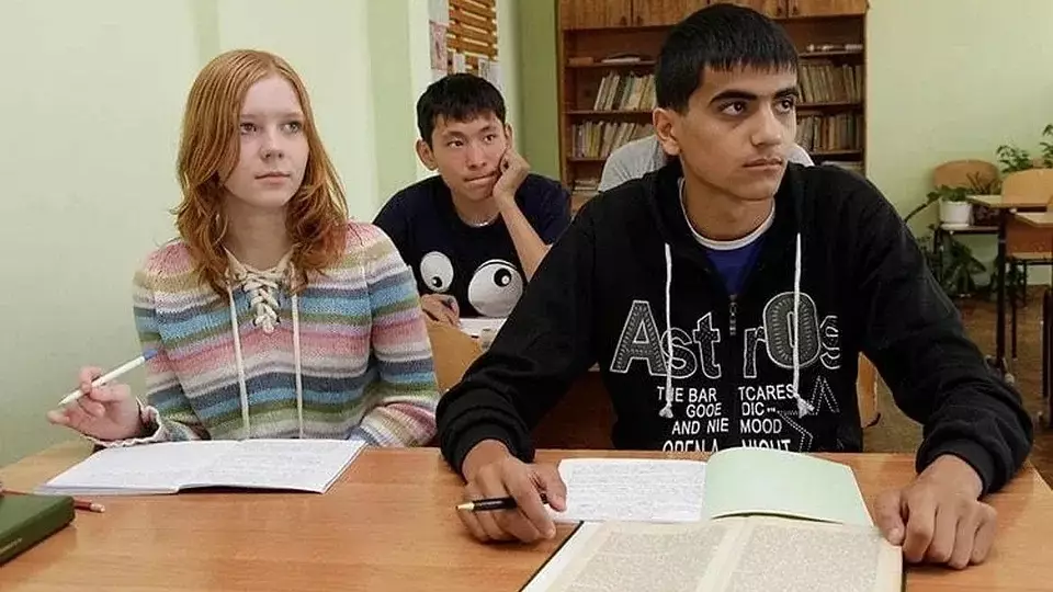 В Госдуме предложили лишить мигрантов бесплатного обучения в старших классах