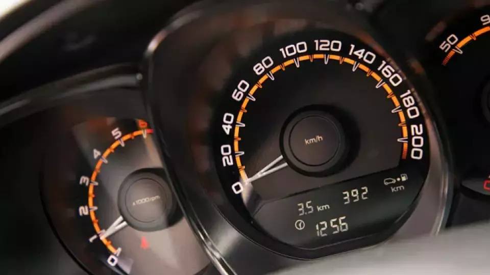 Автоэксперт: заправка в жару – риск воспламенения бензина