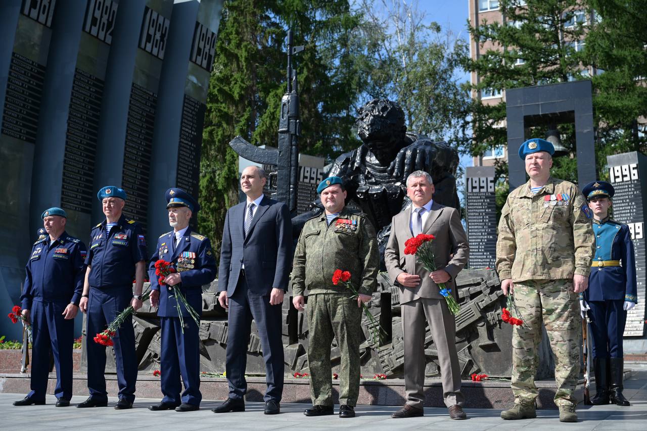 Врио губернатора Свердловской области Денис Паслер принял участие в митинге, посвящённом 95-летию Воздушно-десантных войск