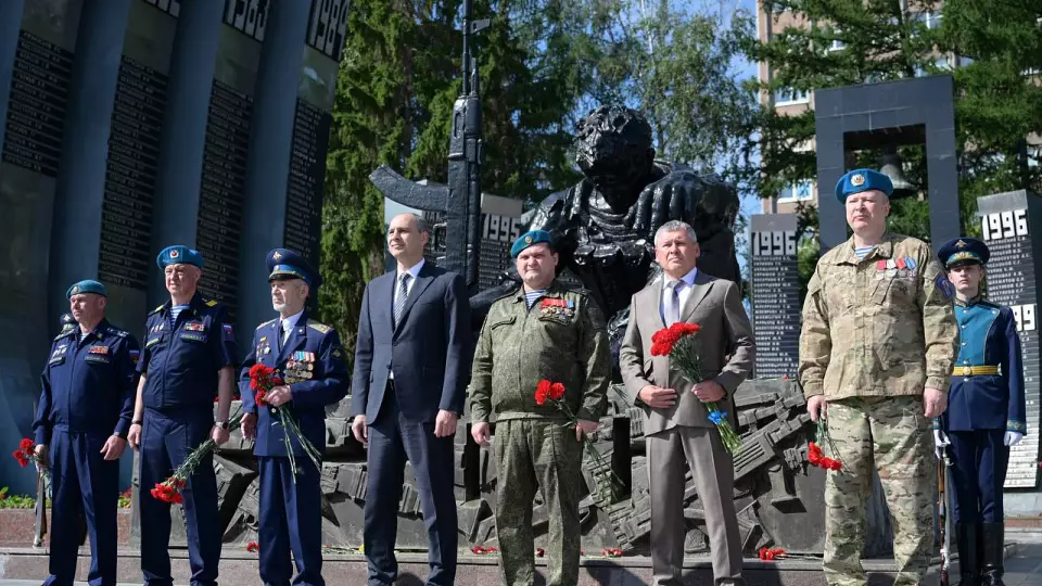 Врио губернатора Свердловской области Денис Паслер принял участие в митинге, посвящённом 95-летию Воздушно-десантных войск