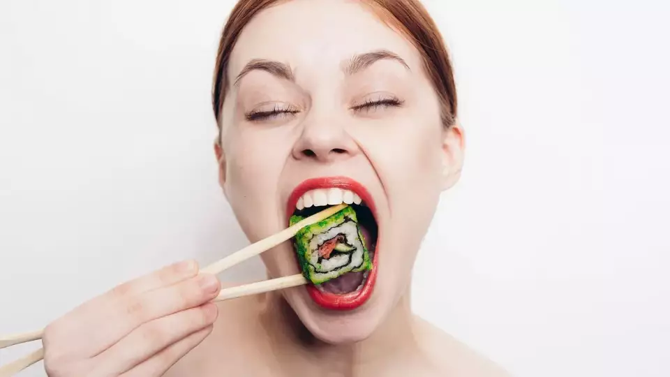 Россияне стесняются заказывать роллы на одного