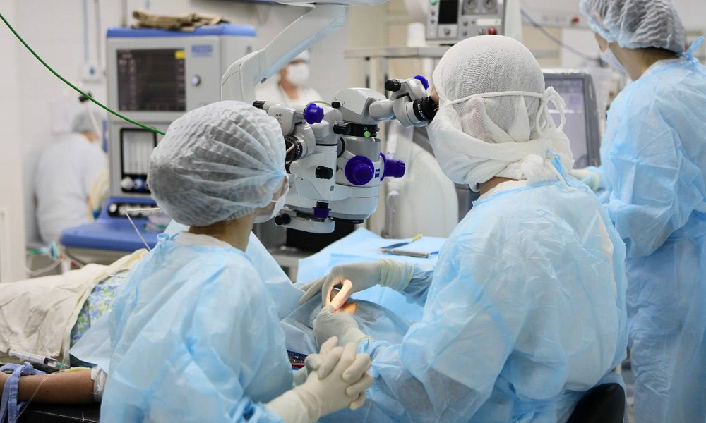 Омские офтальмологи спасли зрение пациенту с тромбозом сосудов глаза