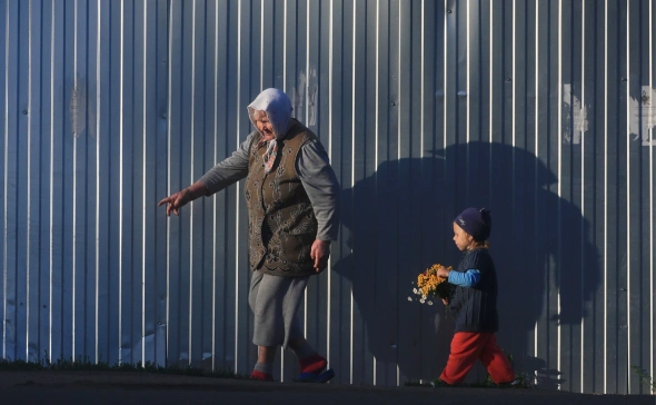 В России предложили вносить внуков в паспорта бабушек и дедушек