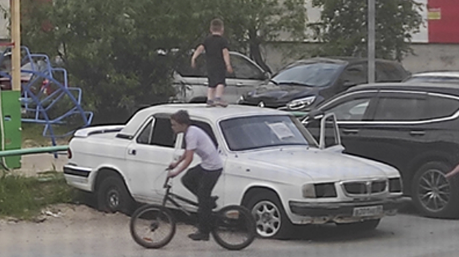 В Надыме брошенное авто стало опасной детской площадкой