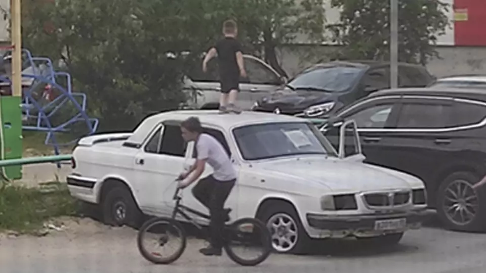 В Надыме брошенное авто стало опасной детской площадкой