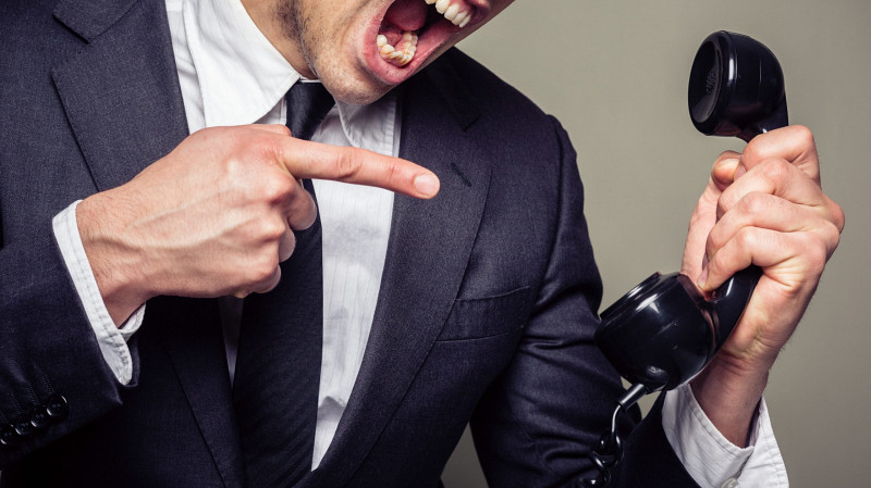 Свердловчанина замучили звонками коллекторы из-за долга жены