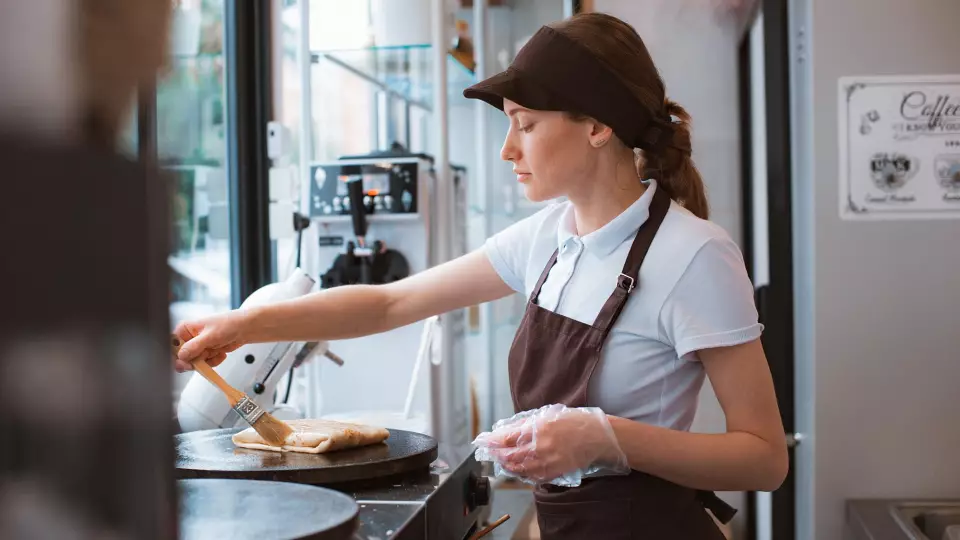 Спрос на поваров-кассиров в России вырос вдвое за полгода
