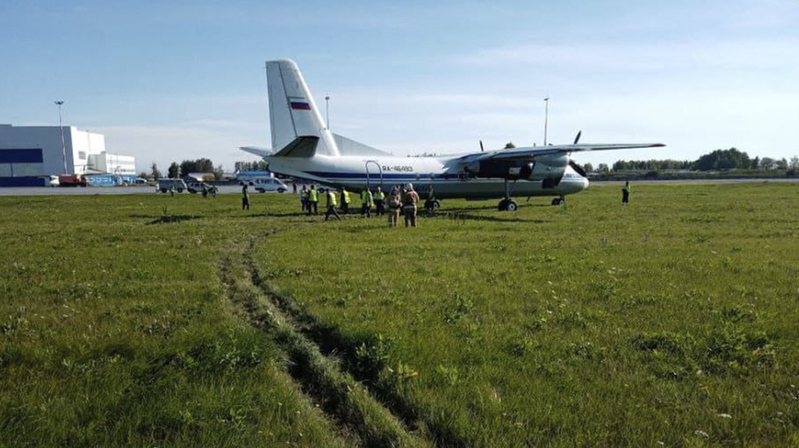 Самолёт Ан-24 выкатился на полосу безопасности в тюменском аэропорту