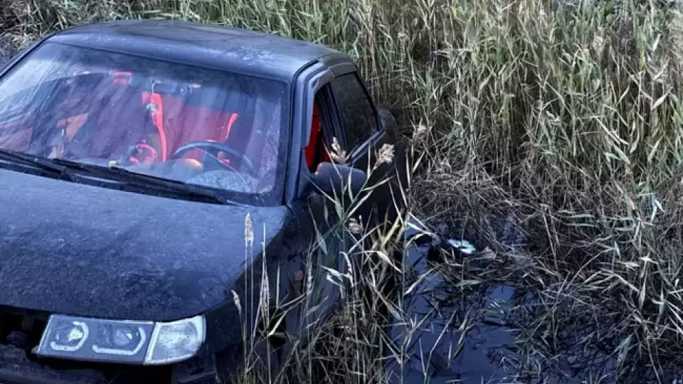 В Тюменской области пассажир авто утонул в кювете с водой