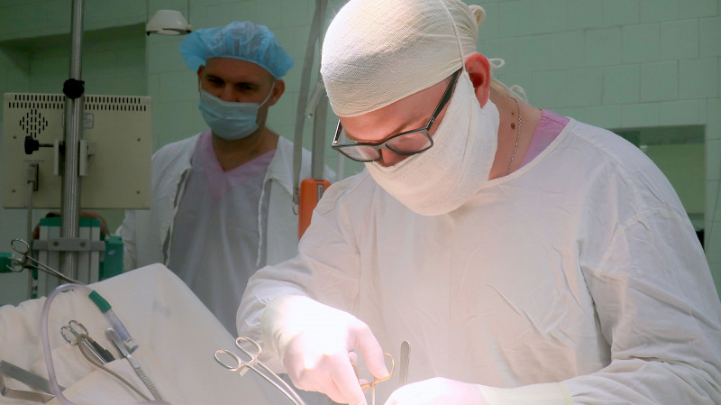 Свердловский врач спас пациента с инсультом от удалив тромб из артерии