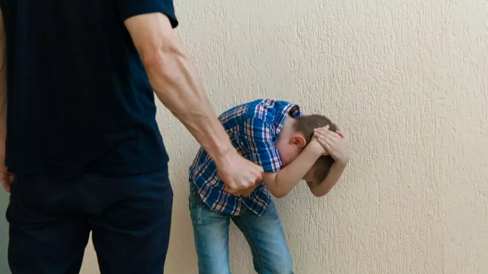 Житель Кировграда предстанет перед судом за истязание собственного сына