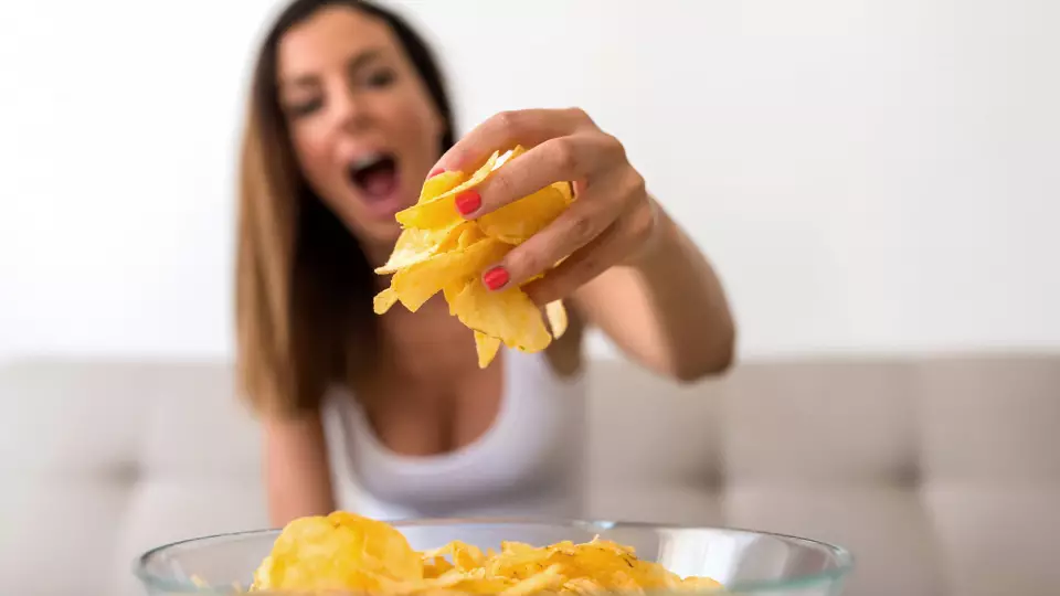 Врач рассказала, чем заменить тягу к чипсам без вреда для здоровья